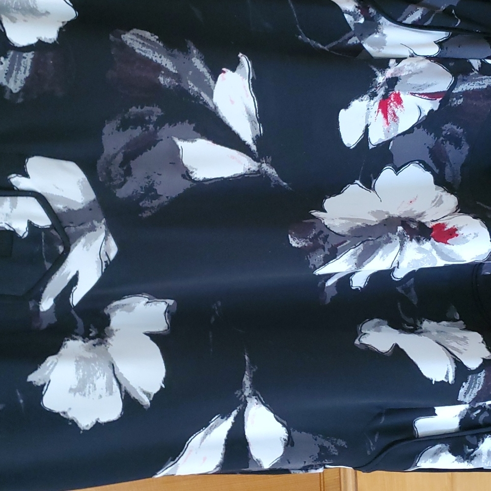White House Black Market Black and White Floral Tunic - Picture 10 of 11